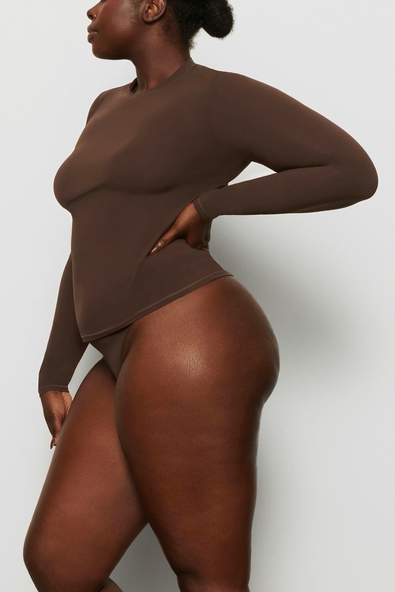 תמונת כל הלוק של LONG SLEEVE T-SHIRT